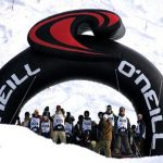 Arche Gonflable personnalisée à l’image de O’Neil, placée au début ou à la fin d’une course sur une pente de ski avec des personnes aux alentours.